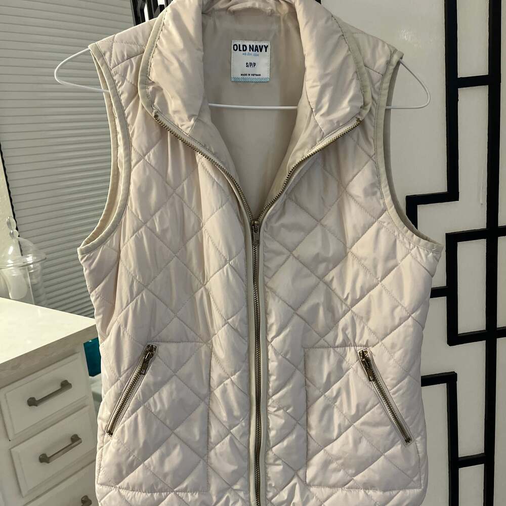 Old Navy Women's Quilted Lightweight Zip-Up Vest Cream Ivory